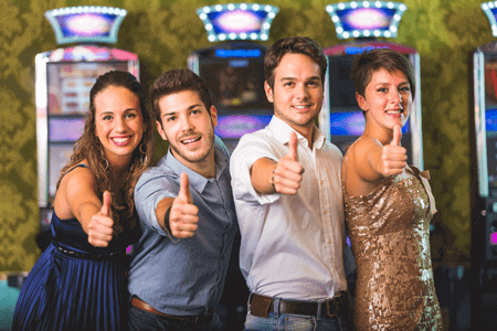 personas disfrutando de los mejores casinos online